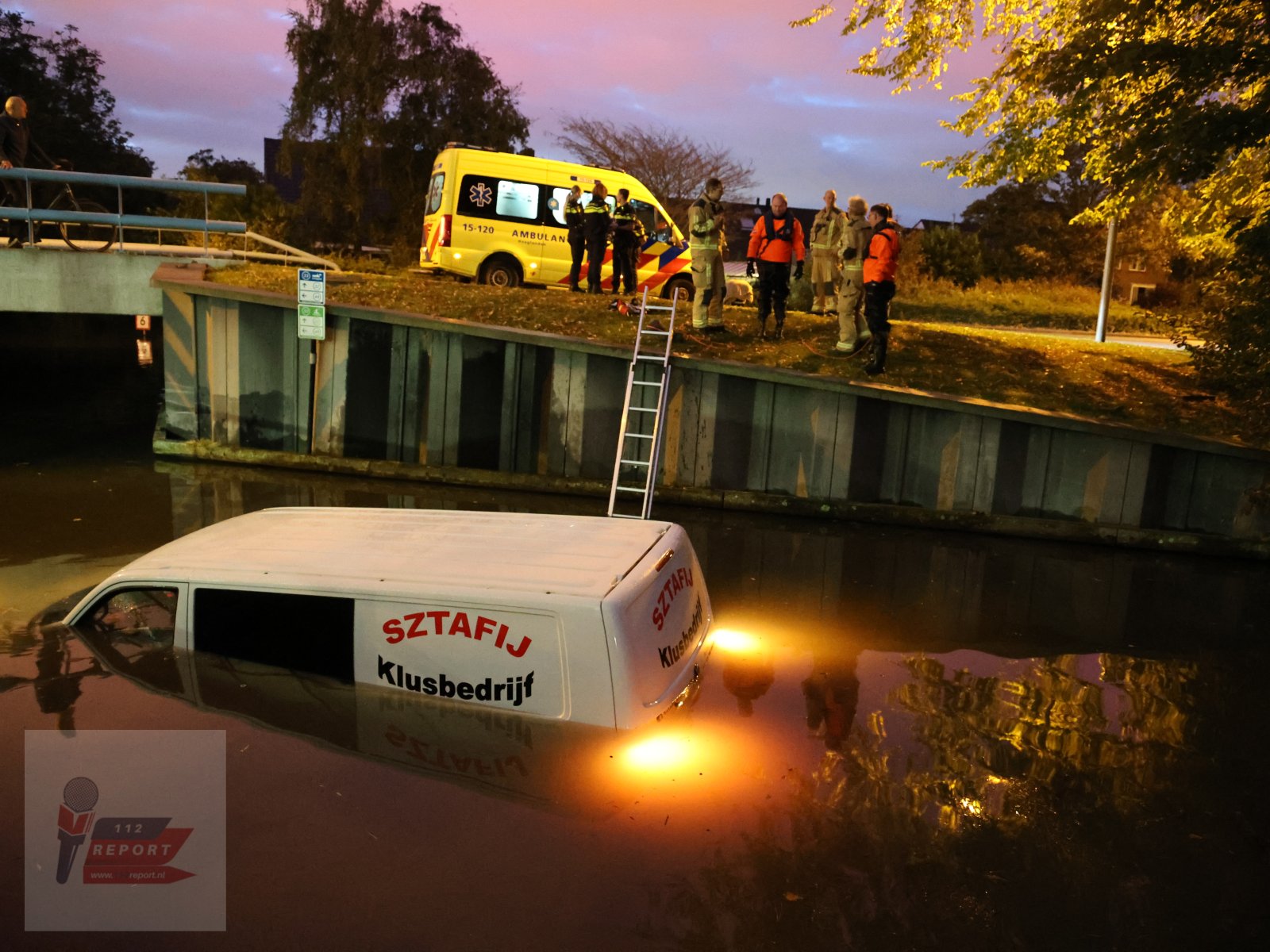 [Video en Foto] Bestelbus van aannemer belandt in het water aan de Dijkweg